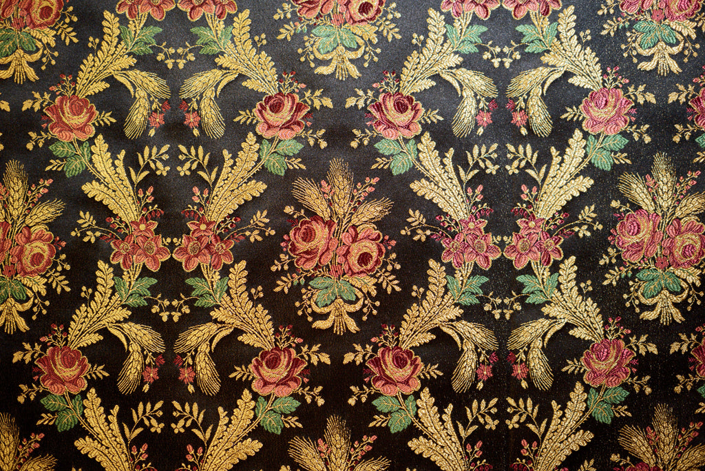 Con ricamo in filo di  metallo. Ramage fondo nero