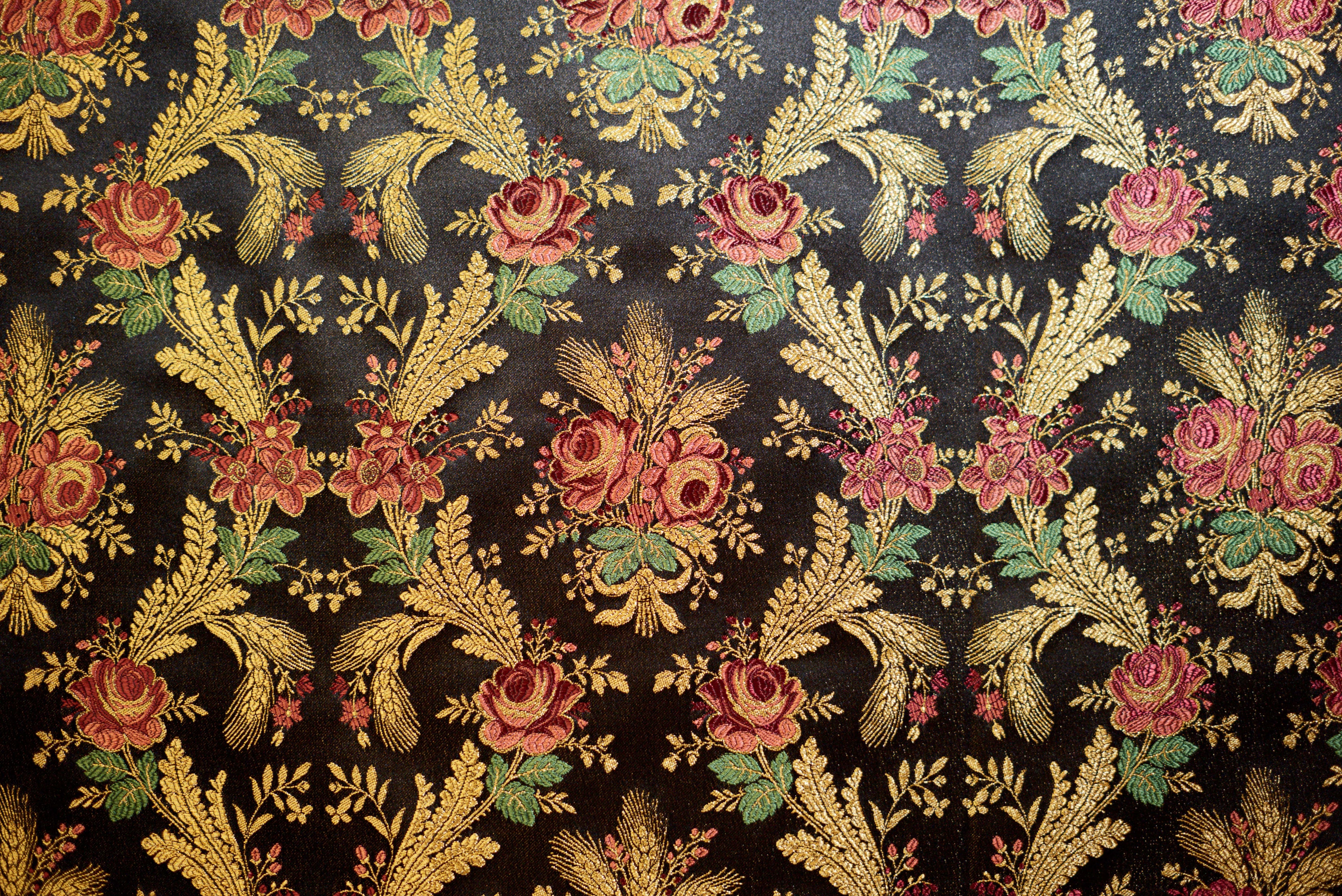 Con ricamo in filo di  metallo. Ramage fondo nero