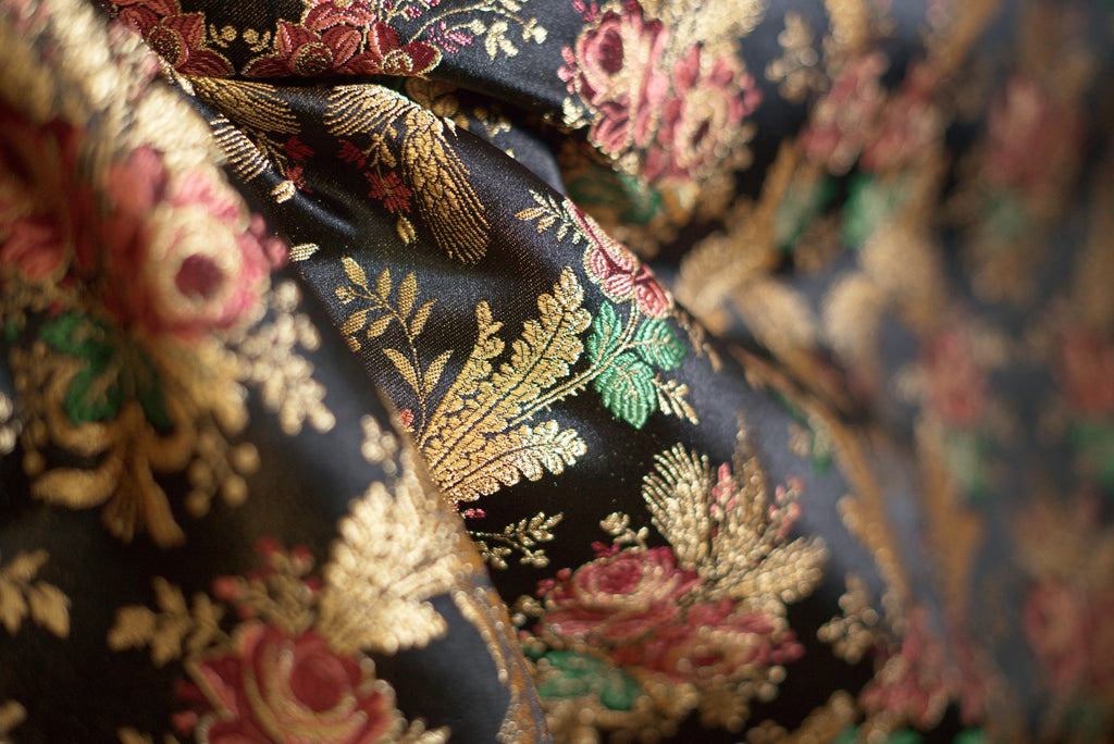 Con ricamo in filo di  metallo. Ramage fondo nero