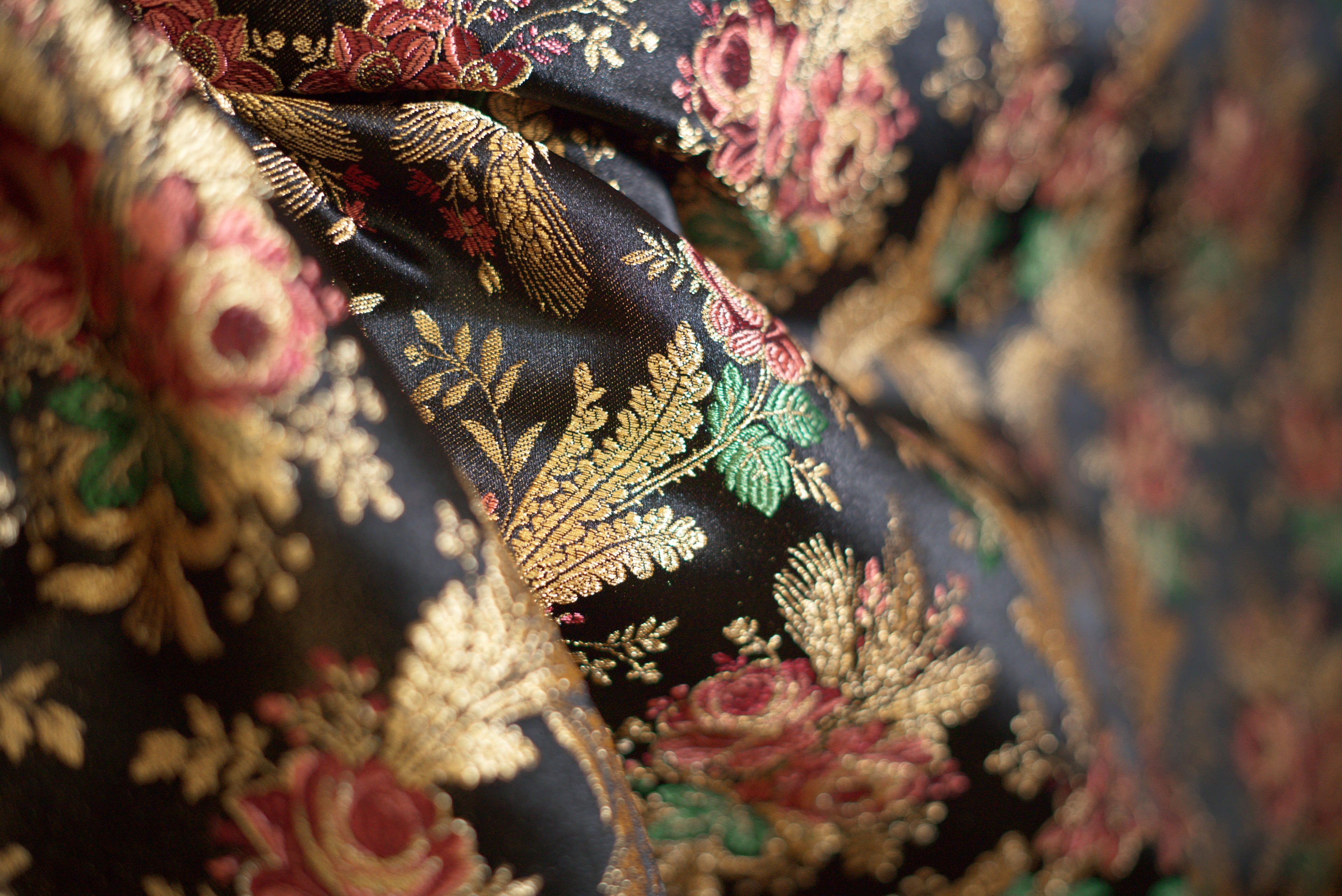 Con ricamo in filo di  metallo. Ramage fondo nero