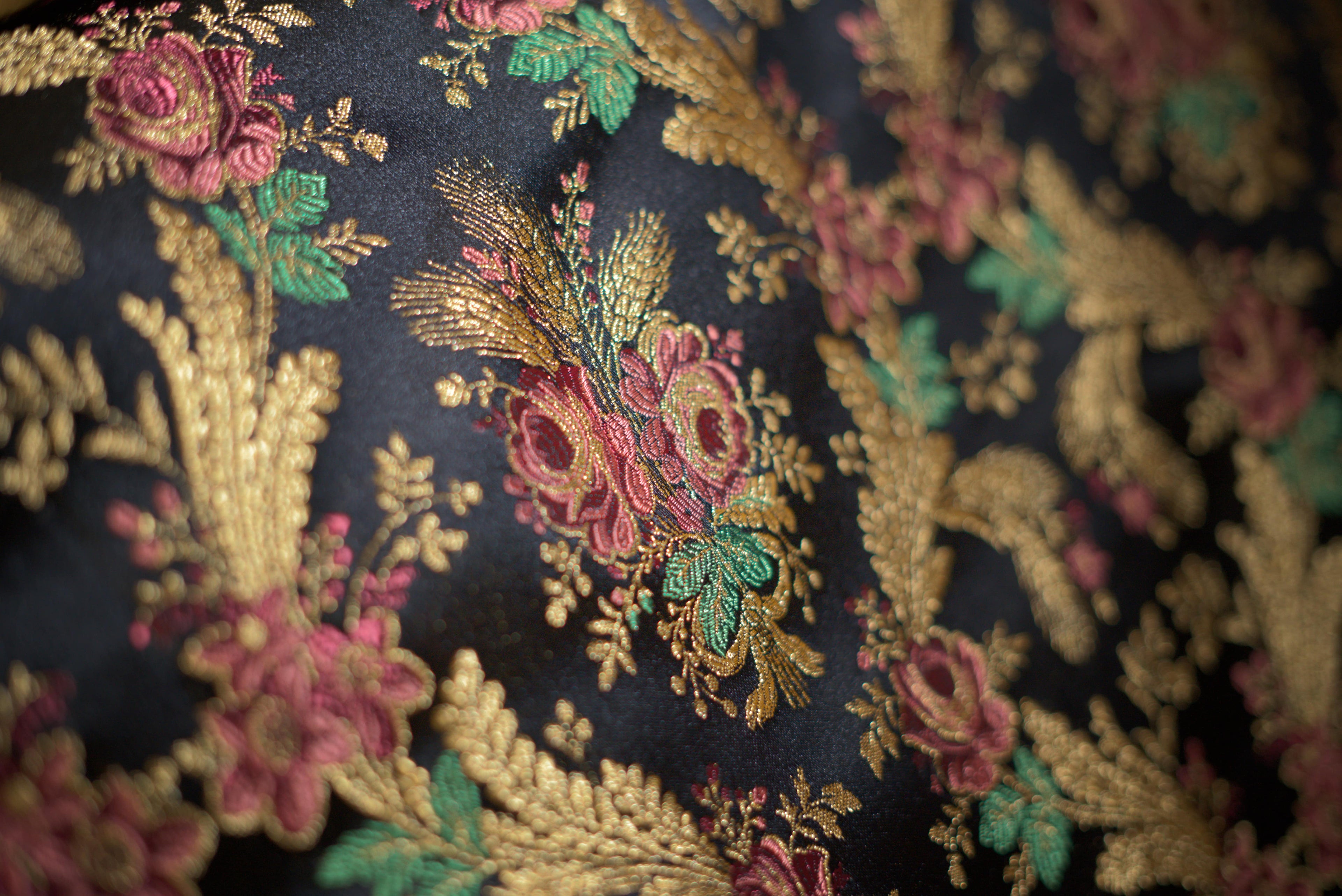 Con ricamo in filo di  metallo. Ramage fondo nero