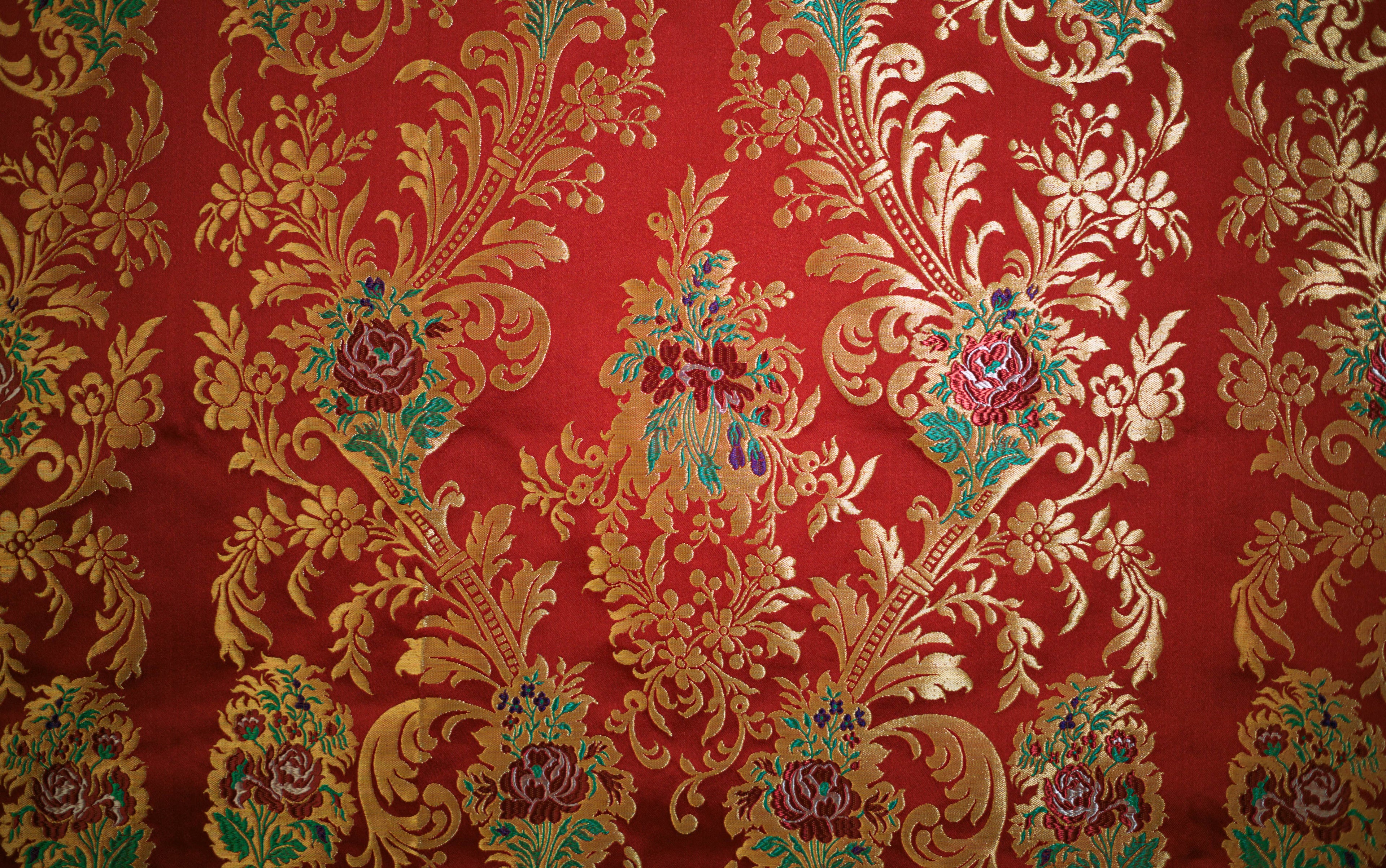 Con ricamo in filo di  metallo. Ramage fondo rosso