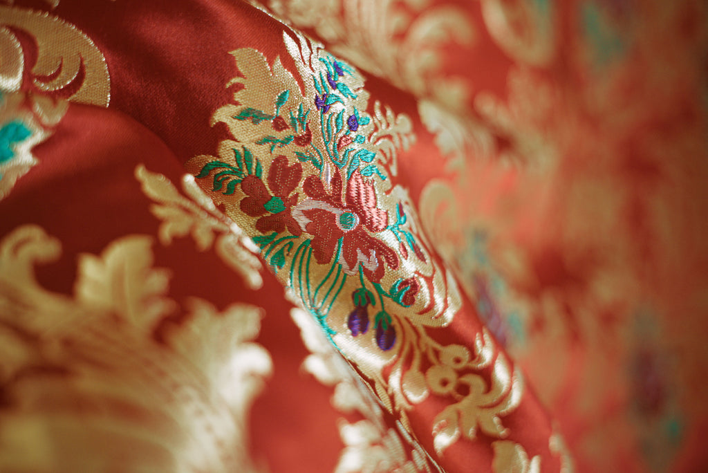 Con ricamo in filo di  metallo. Ramage fondo rosso