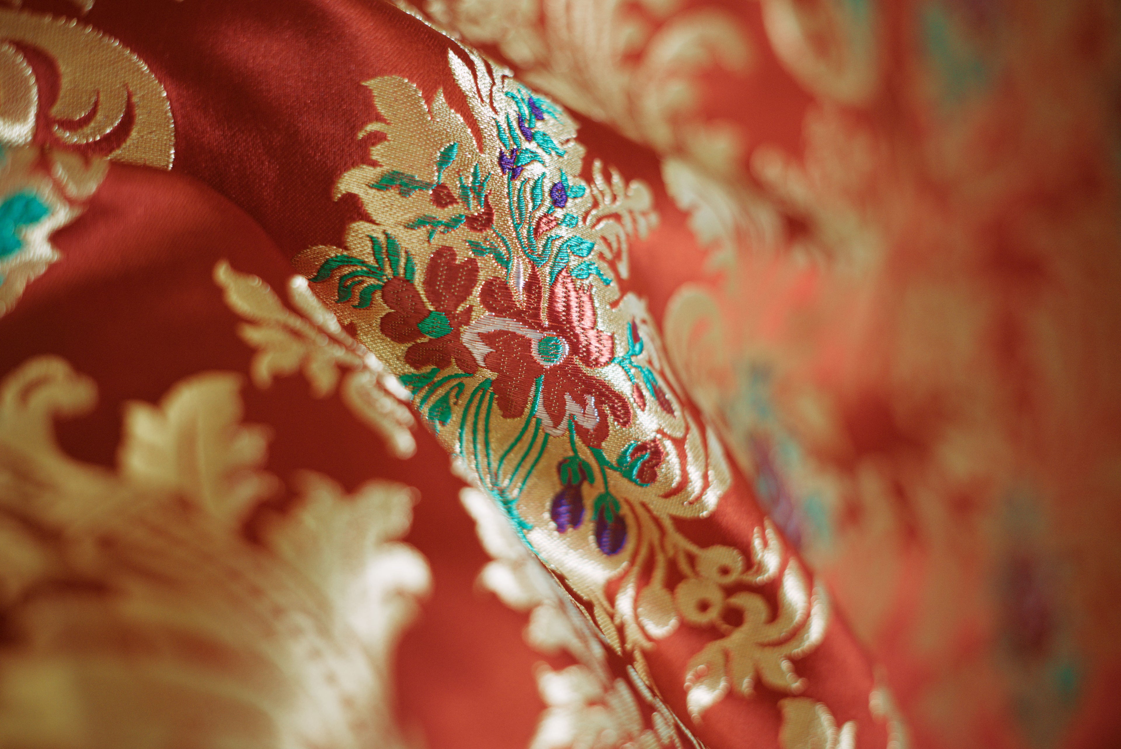 Con ricamo in filo di  metallo. Ramage fondo rosso