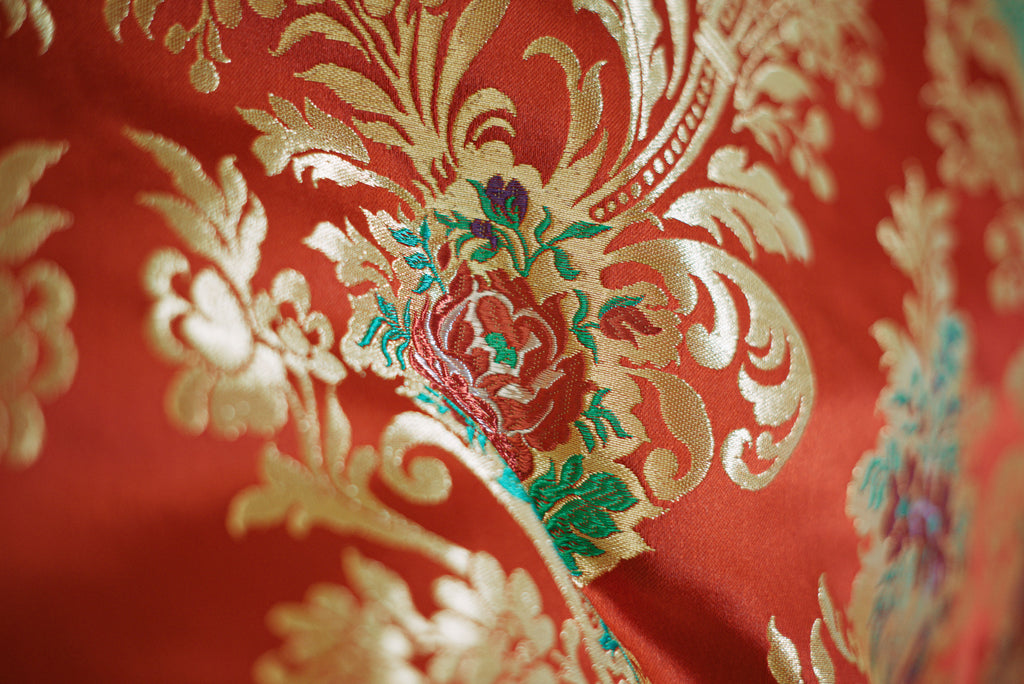 Con ricamo in filo di  metallo. Ramage fondo rosso