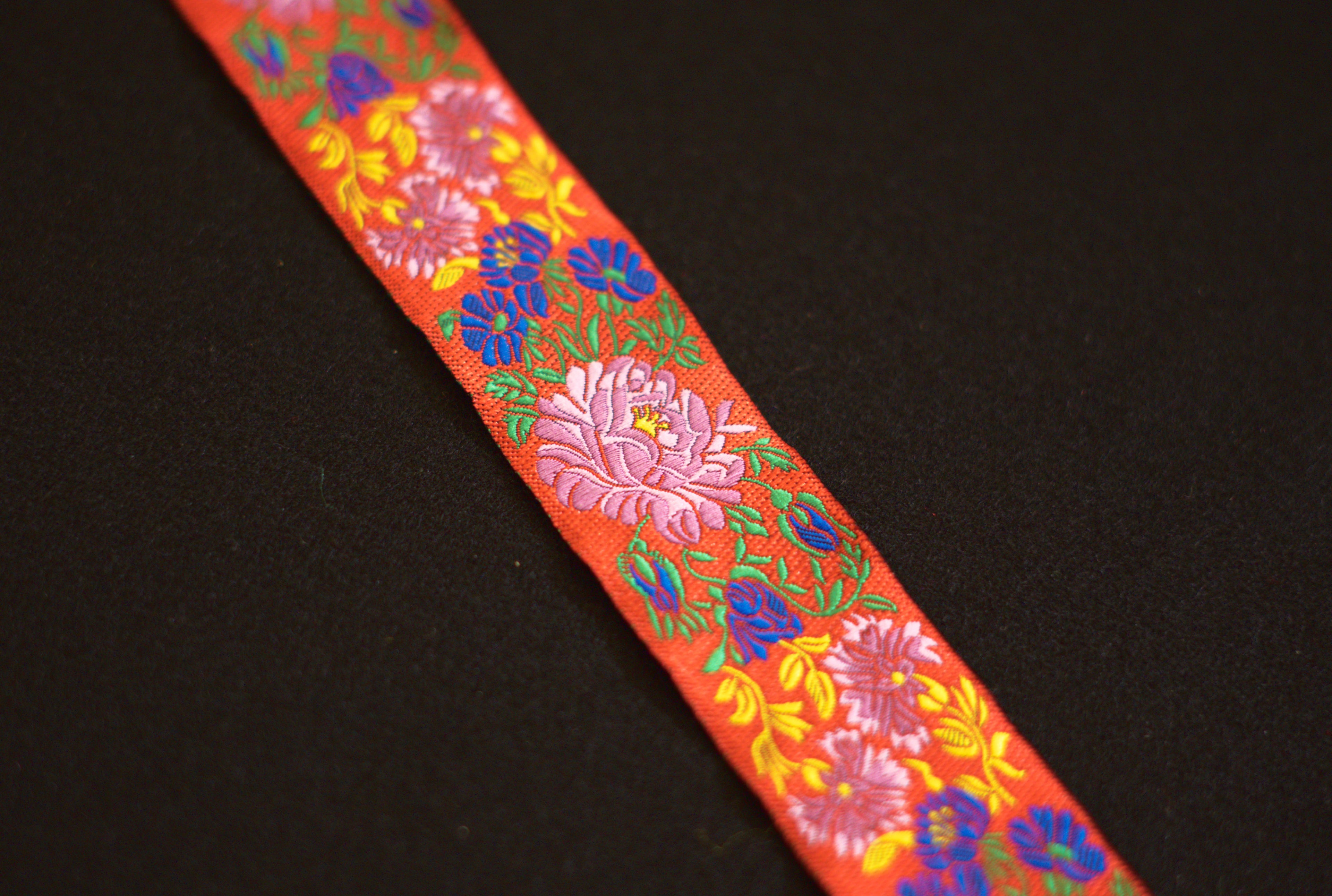 Passamaneria Broccato fondo roso (h.3cm)