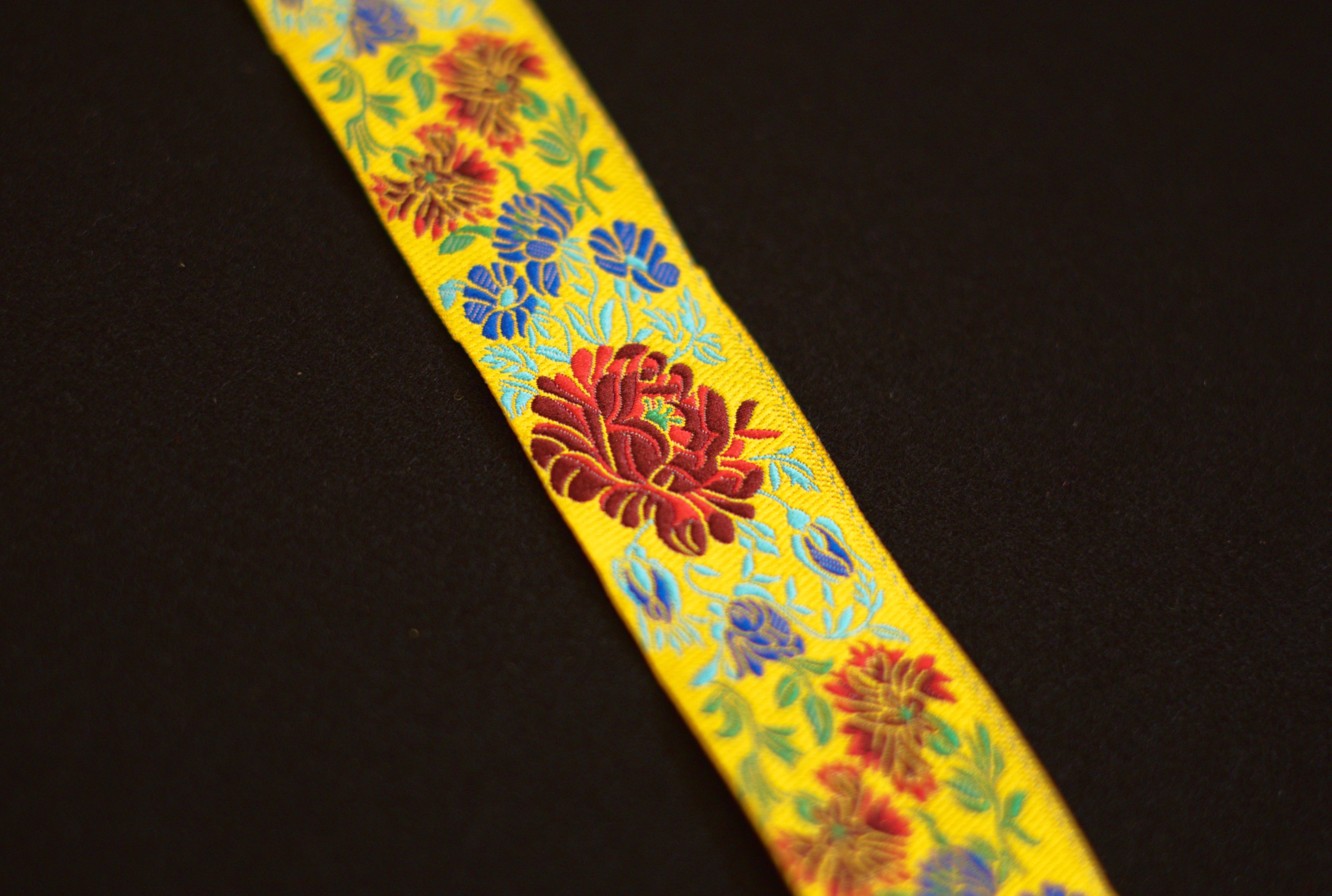 Passamaneria Broccato fondo giallo (h.3cm)