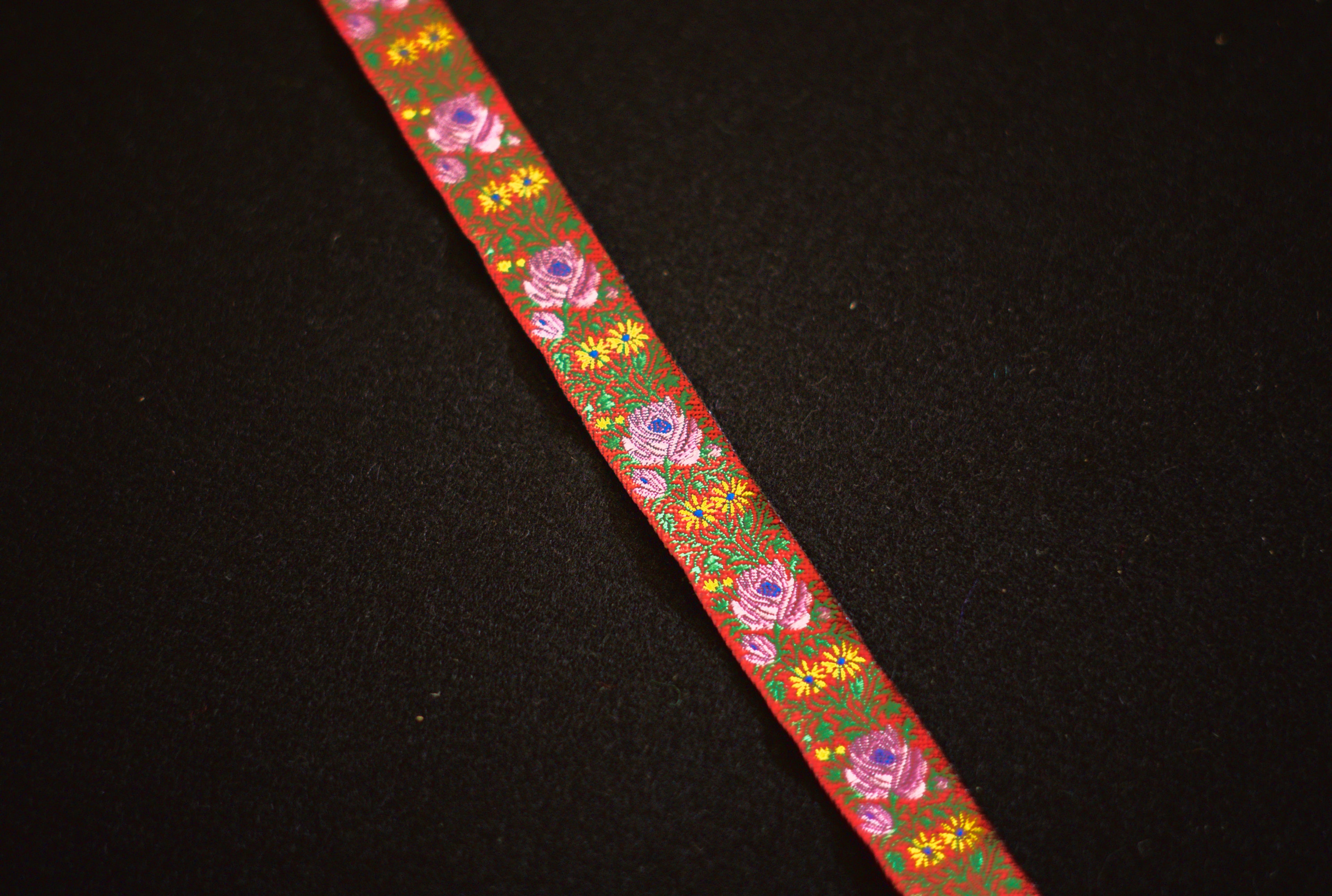 Passamaneria Broccato fondo rosso (h.1.3cm)